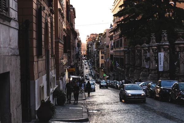 Rom, Italien - 28. Juni 2019: Menschen und Autos auf der Straße in der Nähe alter Gebäude — Stockfoto