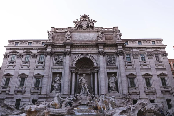 ROMA, ITALIA - 28 DE JUNIO DE 2019: antiguo edificio con esculturas bajo el cielo - foto de stock