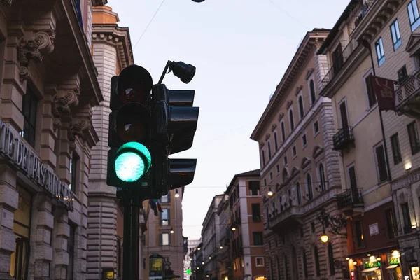 ROMA, ITALIA - 28 DE JUNIO DE 2019: edificios antiguos y semáforos bajo el cielo por la noche - foto de stock