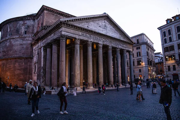 Rom, italien - 28. Juni 2019: Menschen auf dem Platz vor dem antiken Gebäude — Stockfoto