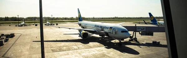 ROMA, ITALIA - 28 DE JUNIO DE 2019: plano panorámico de aviones en aeródromo en día soleado en roma, Italia - foto de stock