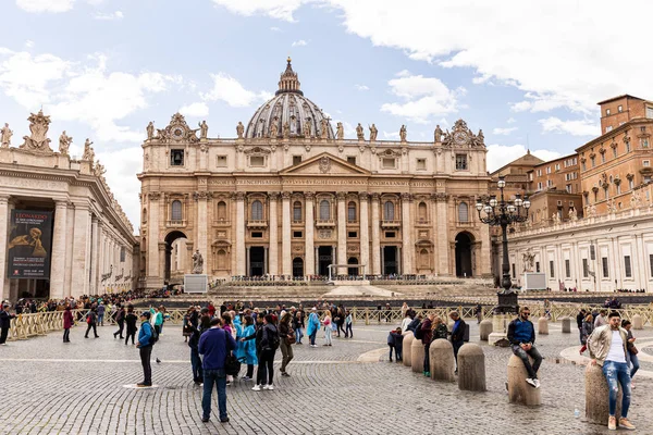 ROMA, ITALIA - 28 GIUGNO 2019: folla di turisti davanti alla Basilica di San Pietro — Foto stock