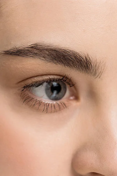 Close up de atraente jovem mulher com o olho azul olhando para longe — Fotografia de Stock