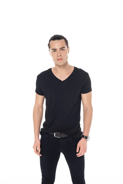 Frontansicht eines jungen Mannes in schwarzer Kleidung und Armbanduhr, der isoliert auf weiße Kamera blickt — Stockfoto