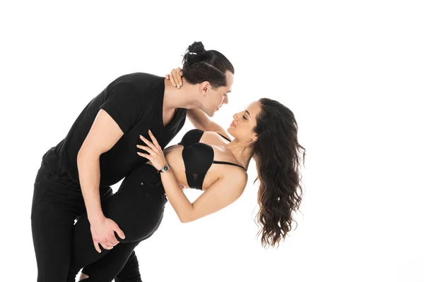 Couple sexy en vêtements noirs embrassant isolé sur blanc — Photo de stock