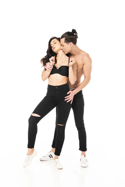 Ganzkörperansicht von sexy Paar mit Handschellen umarmen isoliert auf weiß — Stockfoto