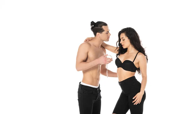 Sexy Paar mit Handschellen umarmen isoliert auf weiß — Stockfoto