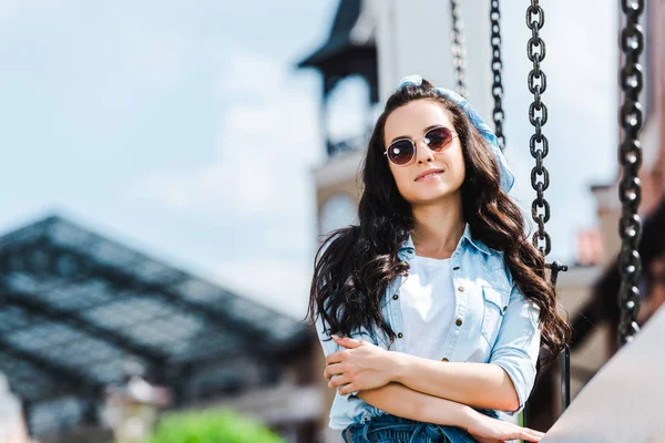 Selektiver Fokus einer schönen Frau mit Sonnenbrille, die in die Kamera lächelt — Stockfoto