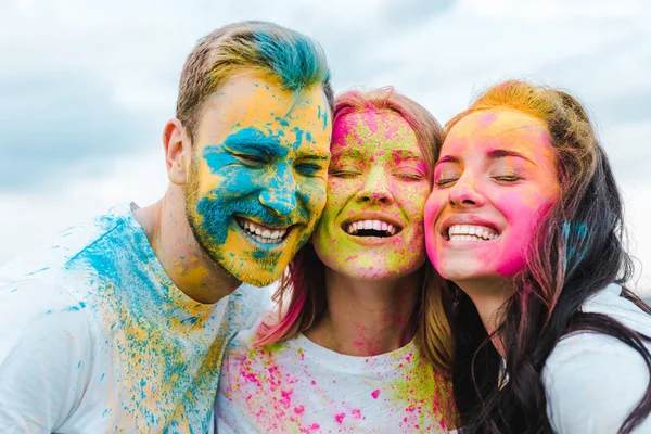 Grupo feliz de amigos com olhos fechados sorrindo ao ar livre — Fotografia de Stock