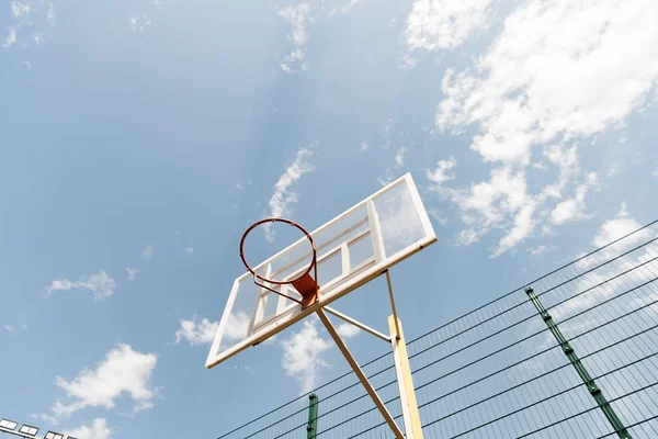 Vue du bas du panneau arrière de basket sous le ciel bleu avec des nuages — Photo de stock