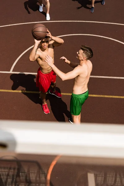 Visão aérea de jogadores de basquete com bola na quadra de basquete — Fotografia de Stock