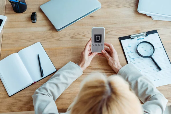 KYIV, UKRAINE - JUNE 10, 2019: top view of recruiter holding digital tablet with uber app on screen — Stock Photo