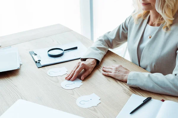 Vista cortada de recrutador perto de papel com pontos de interrogação na tabela — Fotografia de Stock