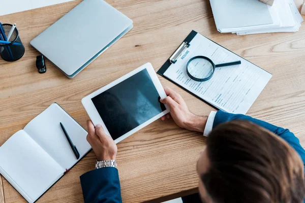 Selective focus of recruiter holding digital tablet with blank screen — Stock Photo