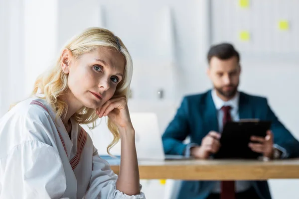 Selective focus of upset blonde employee near recruiter in suit — Stock Photo