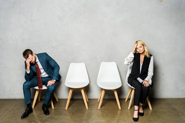 Empregados cansados esperando entrevista de emprego e sentado em cadeiras — Fotografia de Stock