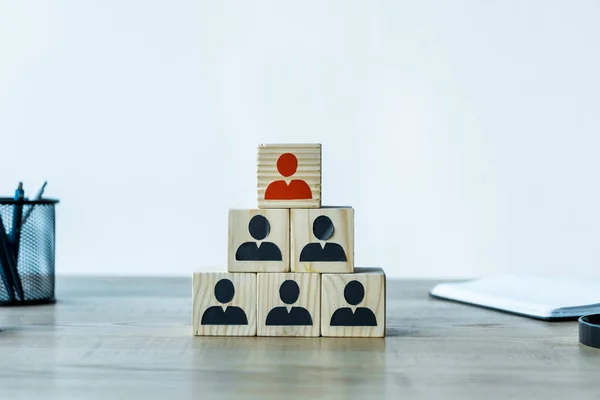 Cubes en bois comme stratégie de ressources humaines près de la papeterie sur le bureau — Photo de stock