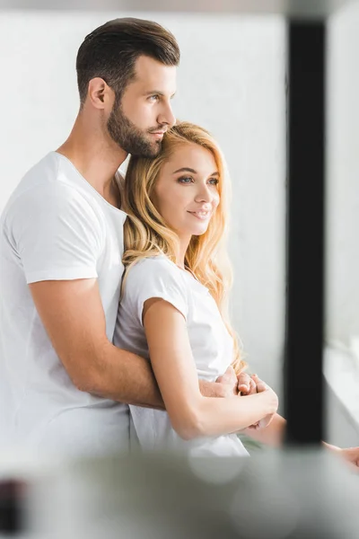 Enfoque selectivo de hermosa pareja abrazándose en casa - foto de stock