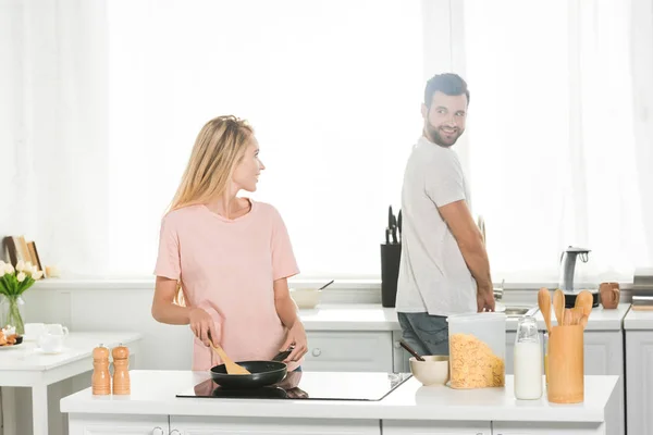 Beautiful couple cooking breakfast together at kitchen — Stock Photo