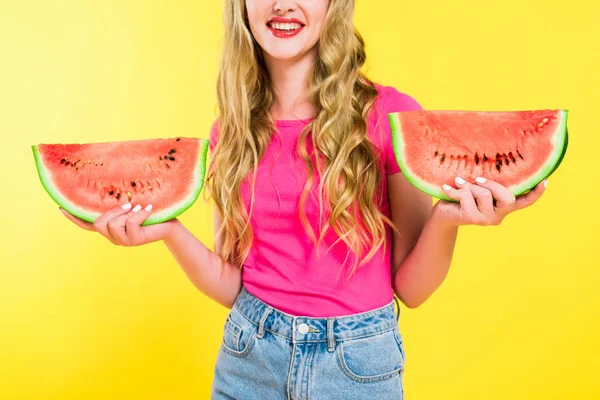 Abgeschnittene Ansicht des glücklichen Mädchens mit Wassermelone isoliert auf gelb — Stockfoto