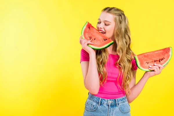 Schöne Mädchen essen Wassermelone auf gelb mit Kopierraum — Stockfoto