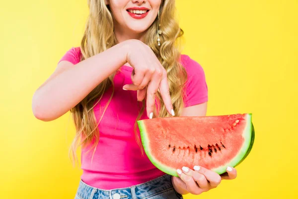 Abgeschnittene Ansicht des Mädchens, das mit den Fingern auf Wassermelone auf gelb geht — Stockfoto