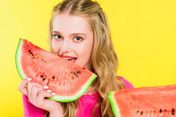 Bela menina comendo melancia isolado no amarelo — Fotografia de Stock