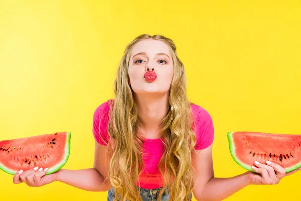 Hermosa chica con sandía haciendo pucheros labios aislado en amarillo - foto de stock