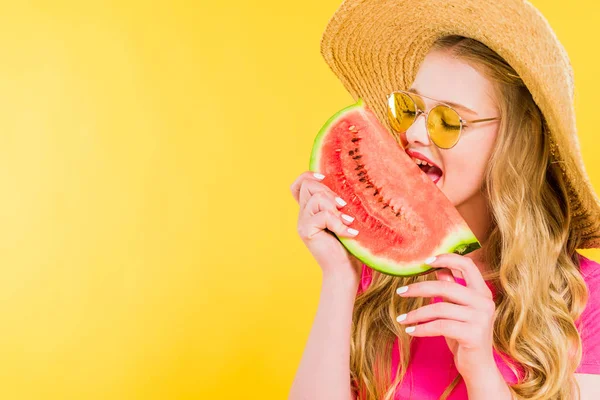 Schöne Mädchen mit Strohhut essen Wassermelone isoliert auf gelb — Stockfoto