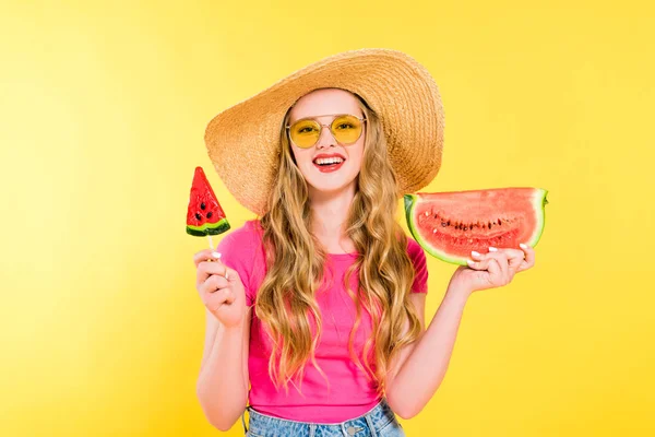 Hermosa chica sonriente en sombrero de paja con sandía y piruleta En amarillo - foto de stock