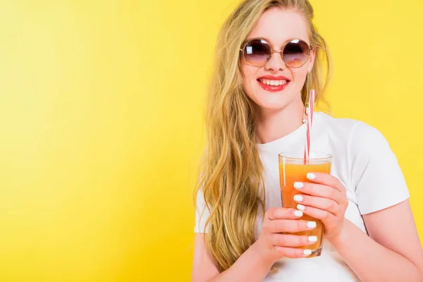 Schöne lächelnde Mädchen mit Cocktailglas isoliert auf gelb — Stockfoto