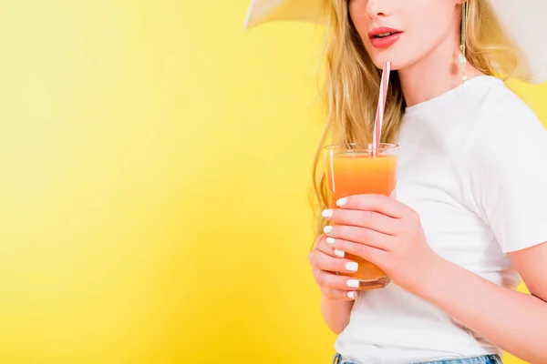 Abgeschnittene Ansicht eines blonden Mädchens mit Cocktailglas auf gelb — Stockfoto