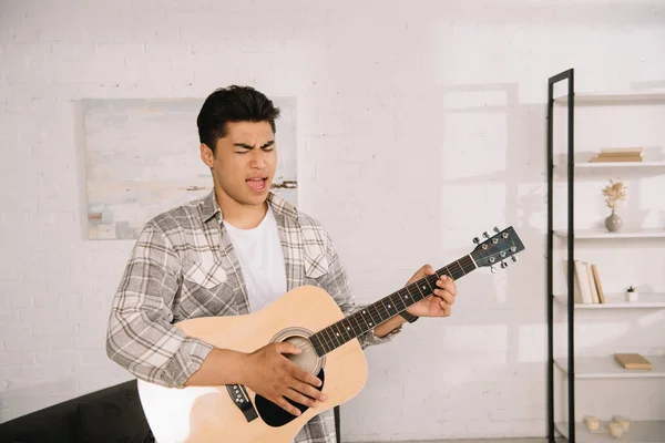 Bonito ásia homem jogar acústico guitarra e canto no casa — Fotografia de Stock