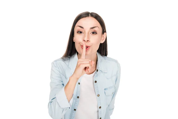 Femme brune montrant signe de silence isolé sur blanc — Photo de stock