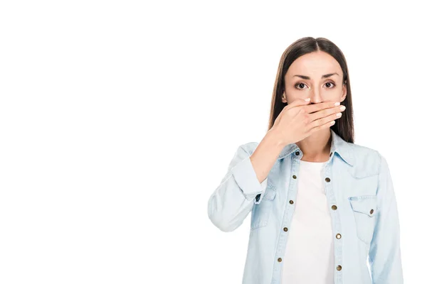 Brunette femme couvrant la bouche avec la main isolé sur blanc — Photo de stock