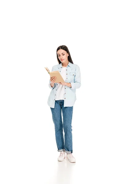 Полный вид женщины, читающей книгу, изолированной на белом — стоковое фото