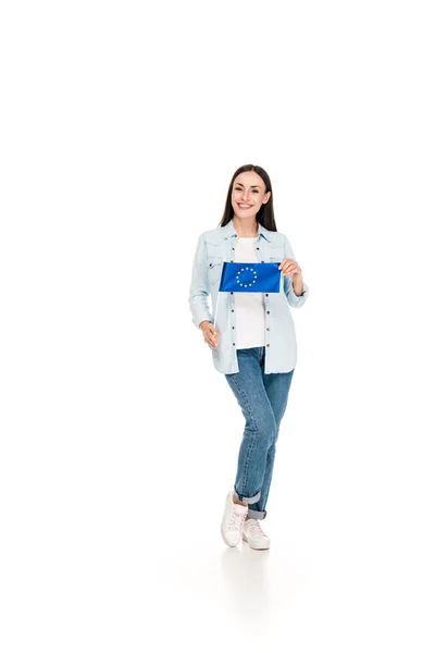 Улыбающаяся девушка в джинсовой куртке, держащая флаг Европы изолированный на белом — стоковое фото
