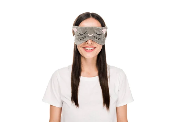 Jeune femme brune souriante en masque pour les yeux de sommeil de chat isolé sur blanc — Photo de stock