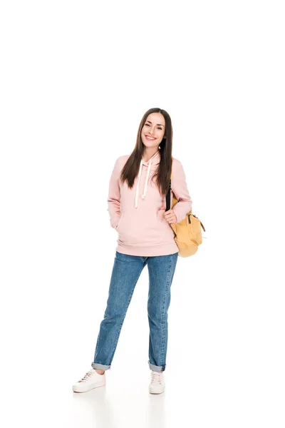 Visão de comprimento total da menina morena sorridente com mochila isolada no branco — Fotografia de Stock