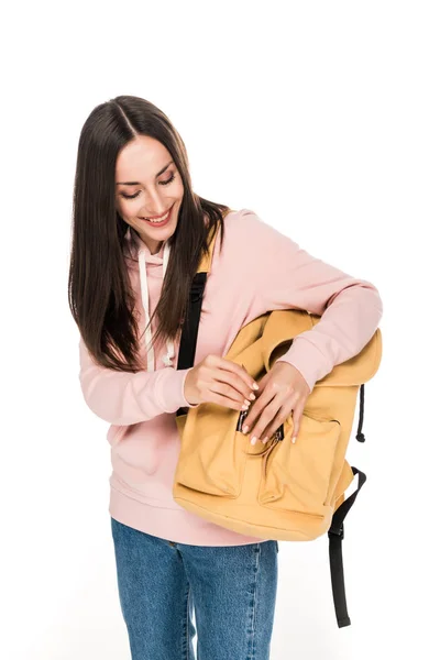 Усміхнена брюнетка дівчина з рюкзаком ізольована на білому — стокове фото