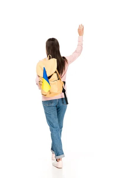 Vue arrière de l'étudiant avec sac à dos et drapeau ukrainien agitant la main isolé sur blanc — Photo de stock
