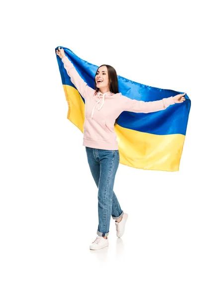 Visão comprimento total da menina feliz segurando bandeira de cetim da Ucrânia isolado no branco — Fotografia de Stock