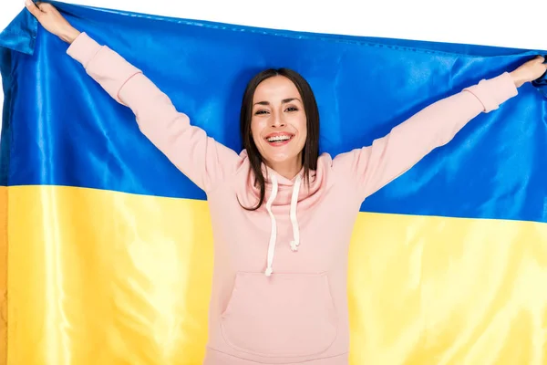 Щаслива молода дівчина тримає атласний прапор України, ізольований на білому — стокове фото