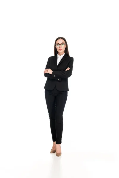 Уверенная деловая женщина в черном костюме со скрещенными руками, изолированная на белом — стоковое фото