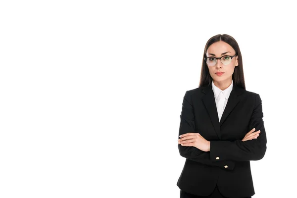 Donna d'affari fiduciosa in tuta nera con braccia incrociate isolate su bianco — Foto stock