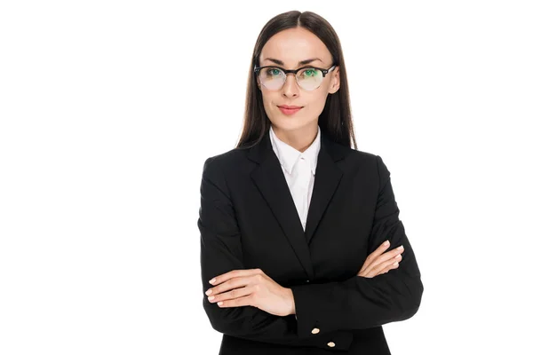 Femme d'affaires confiante en costume noir avec les bras croisés isolés sur blanc — Photo de stock