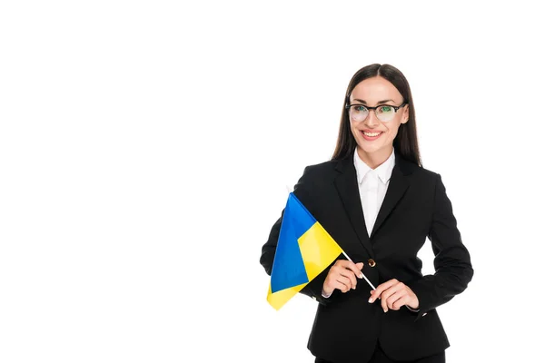 Счастливая деловая женщина в черном костюме, держащая американский флаг изолированным на белом — стоковое фото