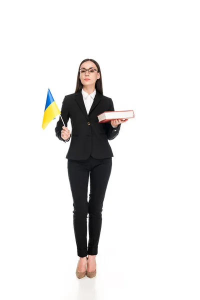 Полный обзор адвоката в черном костюме с украинским флагом и книгой, изолированной на белом — стоковое фото
