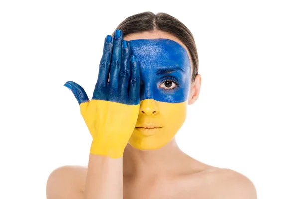 Mujer joven desnuda seria con bandera ucraniana pintada en piel aislada en blanco - foto de stock