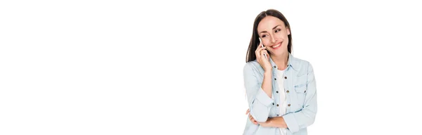 Sonriente mujer joven hablando en el teléfono inteligente aislado en blanco, plano panorámico - foto de stock